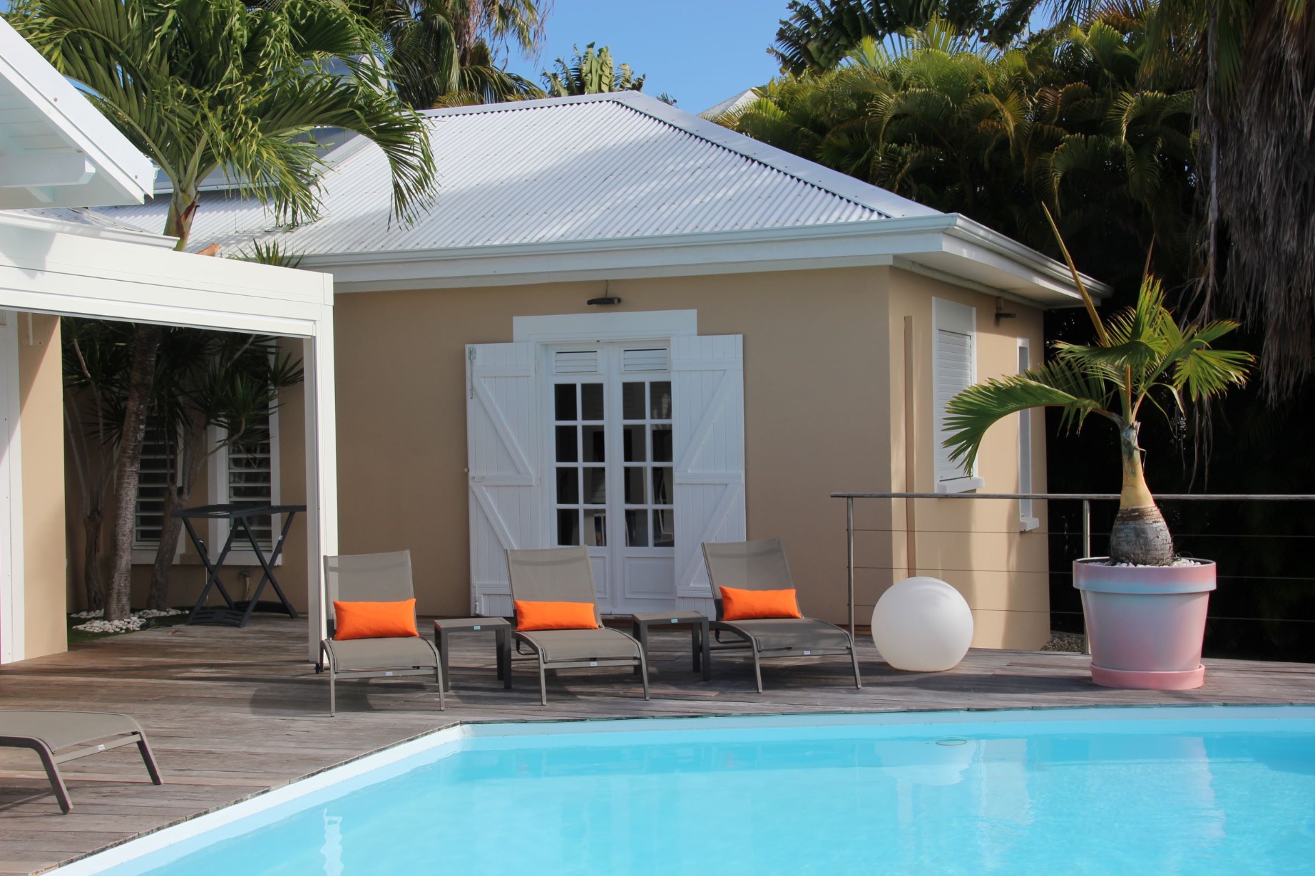 Bungalow et transats au bord de l'eau