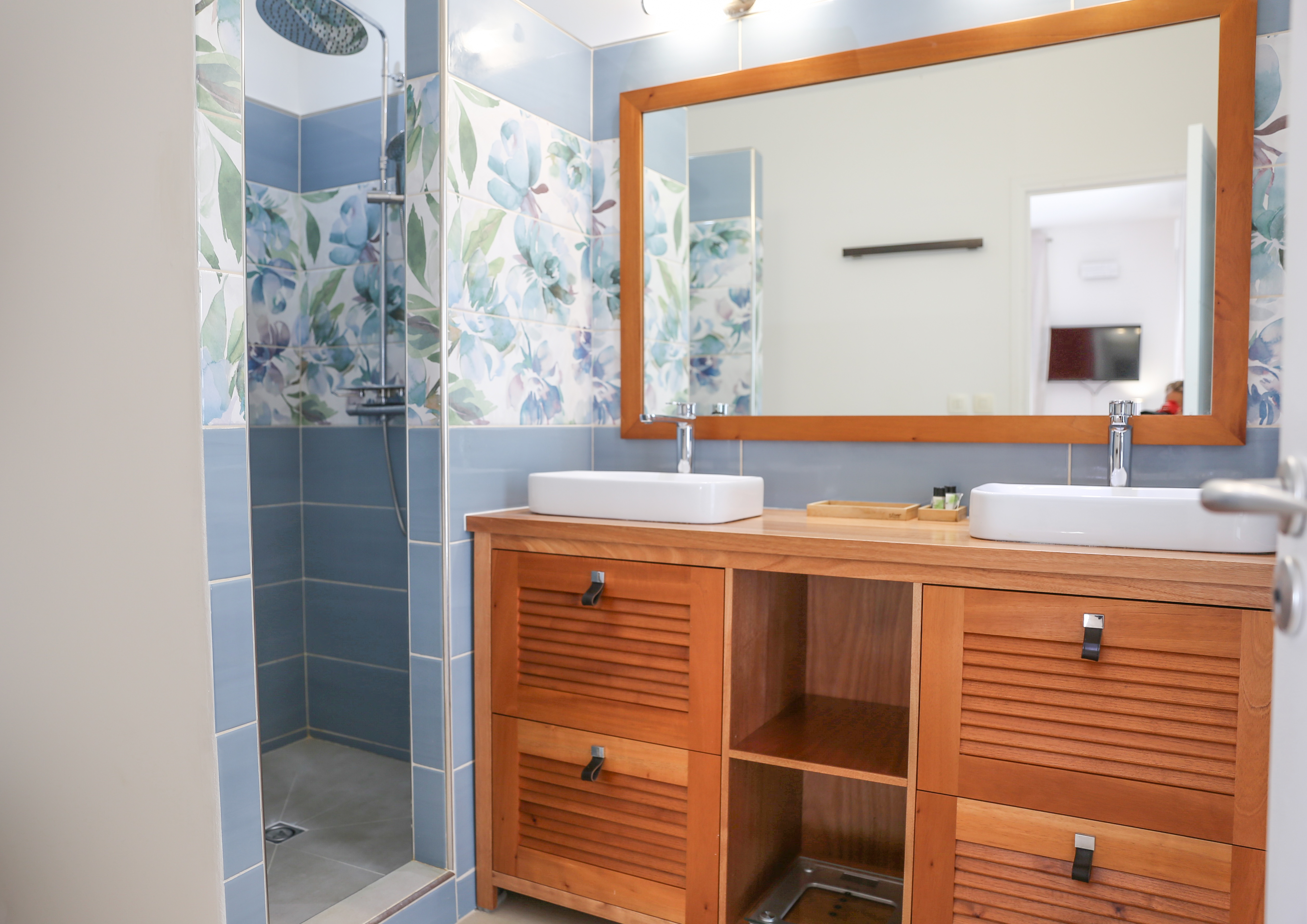 Salle de bain mosaïque bleue florale