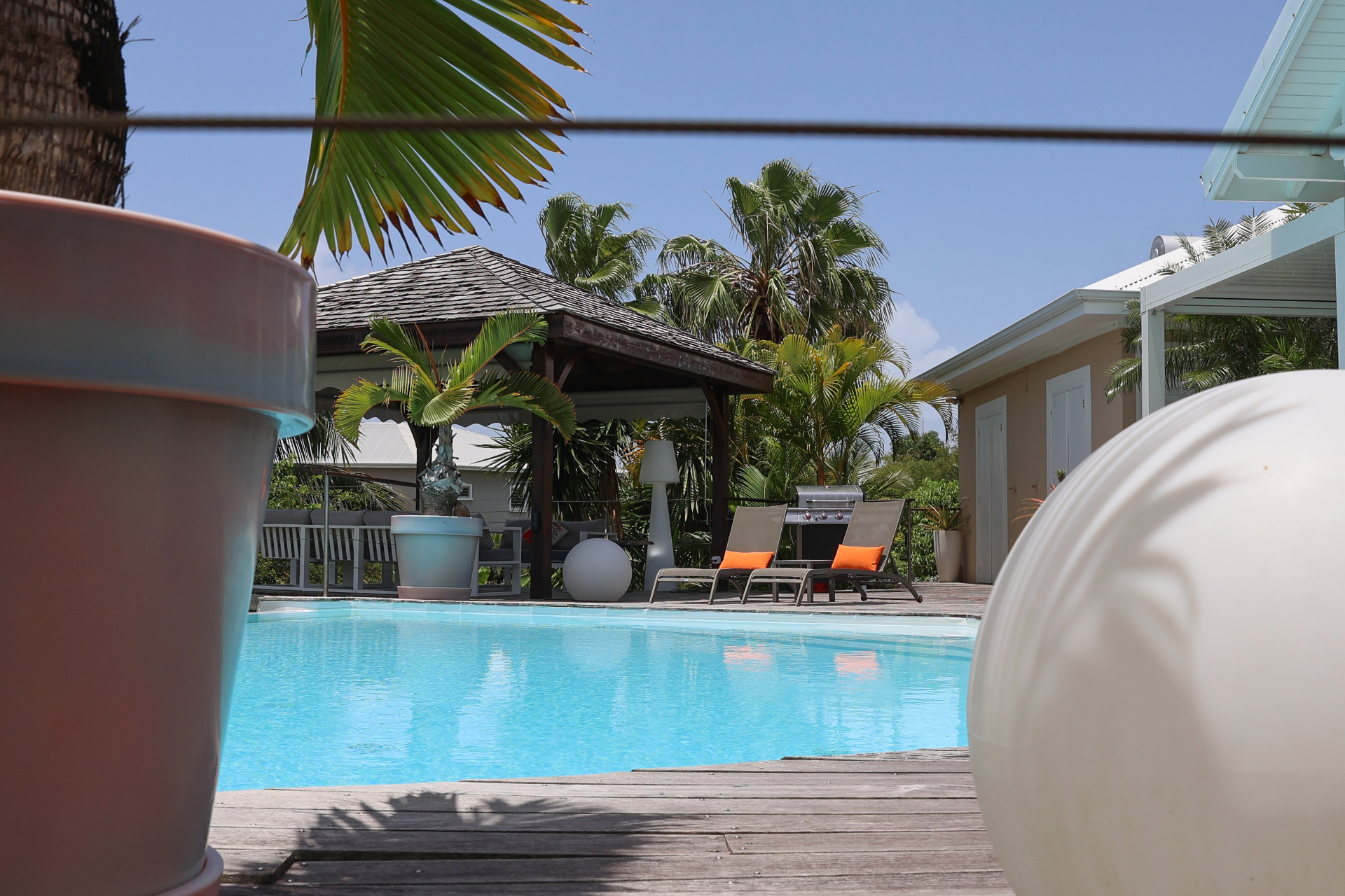 Piscine, gazebo et barbecue