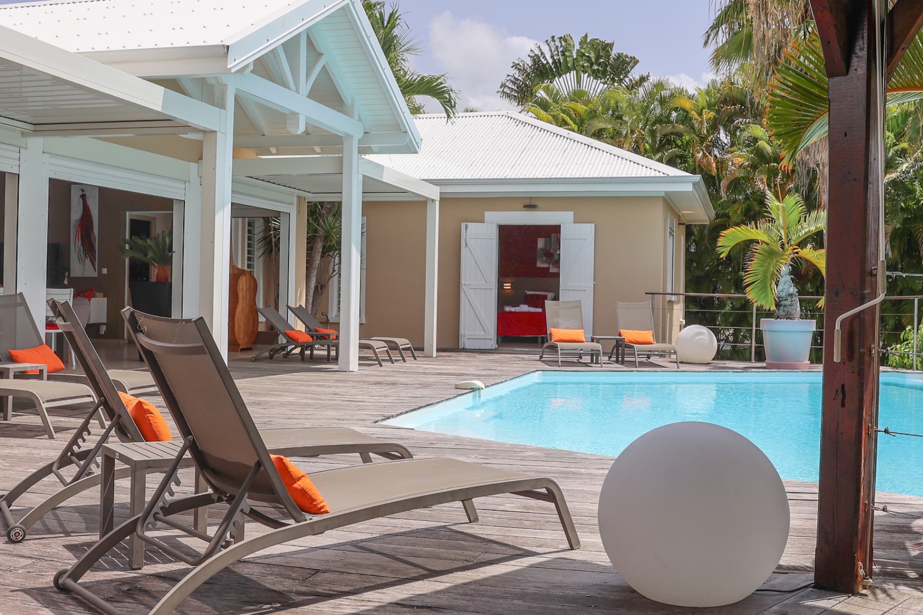 Piscine et façade de la villa
