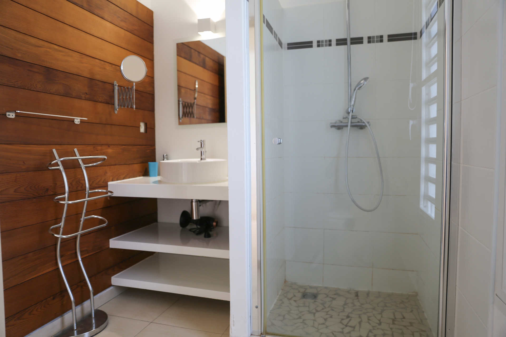 Salle de bain habillage bois
