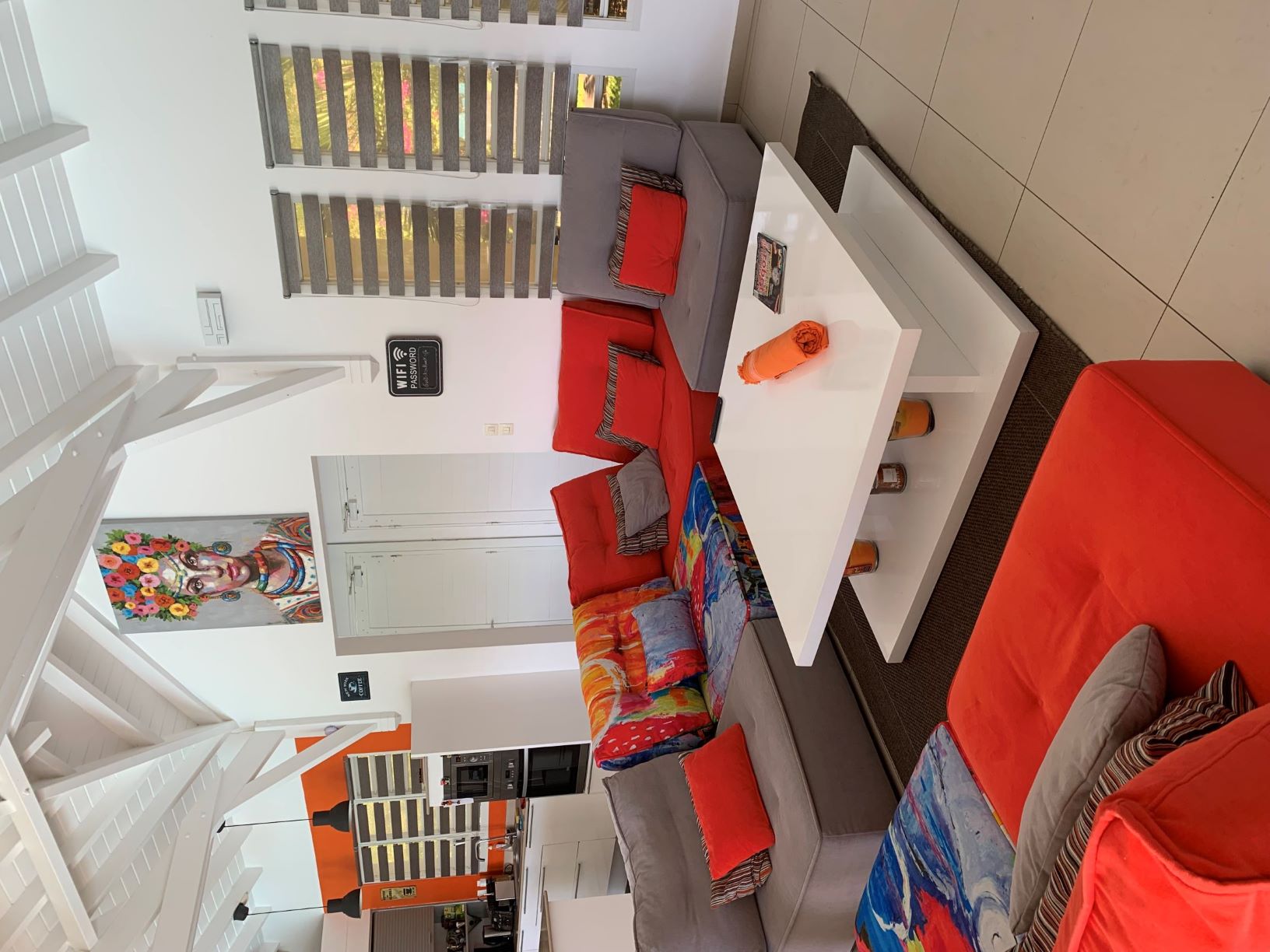 Salon canapé orange et cuisine